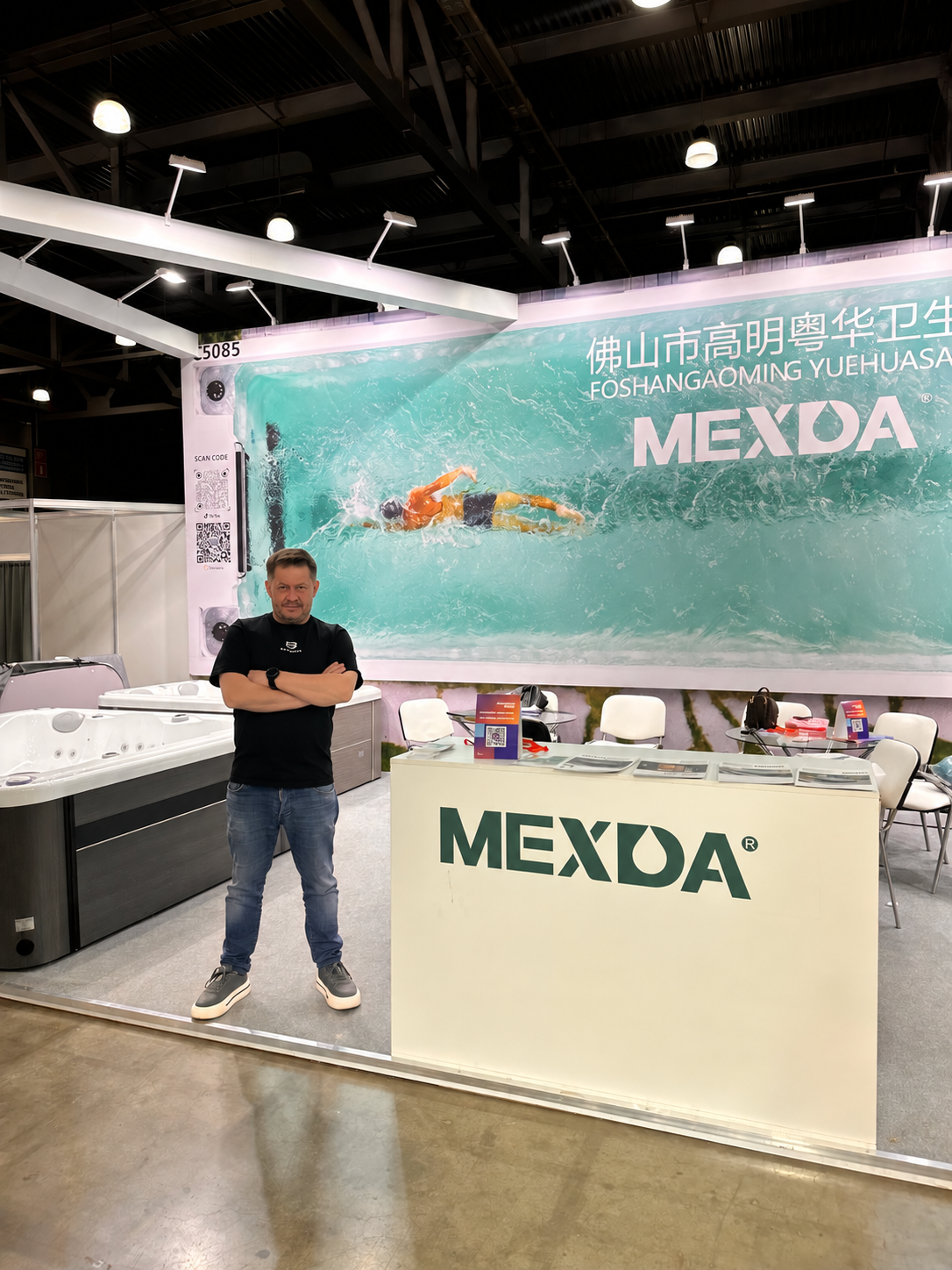 Владимир Молчанов на выставочном стенде MEXDA
